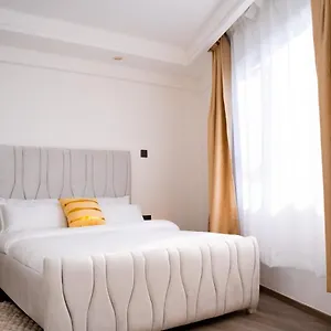 Apartment 1 Bedroom Stylish Haven With Skyline Views