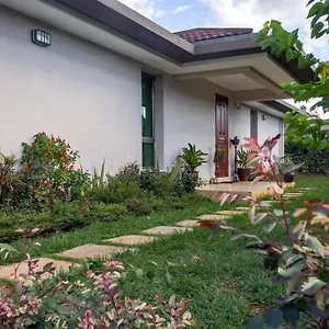 Cosy 2-bedroom With Garden And Free Parking * Nairobi