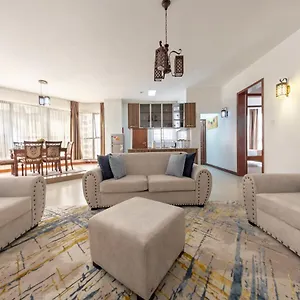 Kipeo Suites By Homes By Della *
