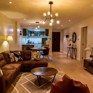 Apartment 2 Bedroom In Riverside Drive, *