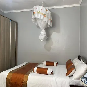 Holiday home Quaint One Bedroom Near Main Airport *