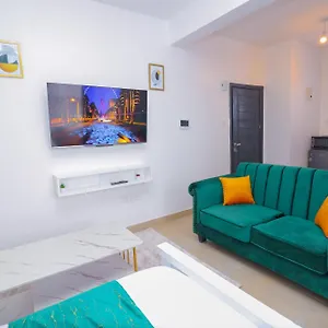 Staycation With Lynne Apartment *