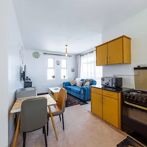 Serene Retreat 2br W Pool Netflix & Gym Apartment *