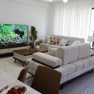 Apartment Bright & Airy 2-bedroom Retreat In The Heart Of The