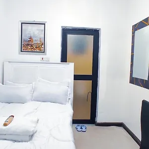 Roseville Budget Apartment *