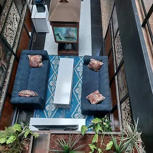 Toque * Nairobi