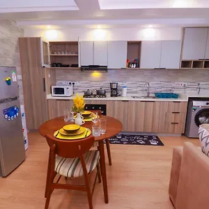 아파트 Luxurious Two Bedroom With Well Equipped Gym ,heated Swimming Pool, Ample Parking Space And A Relaxing Rooftop With Amazing Views 나이로비