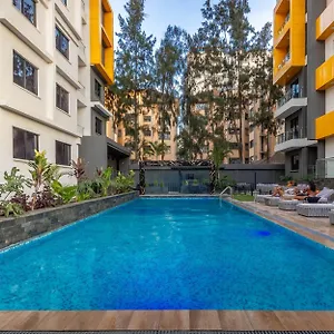 Luxury With Swimming Pool, Gym, Sauna & Steam Bath *