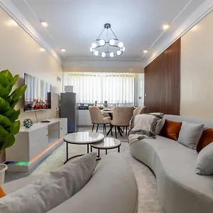Modern Serenity With Swimming Pool,modern Equipped Gym,private Parking Space, Children Playing Ground, Proximity To Major Shopping Malls And Unbeatable Views Lägenhet