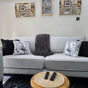 Stylish City-view 2br Sunlit, Serviced Shops