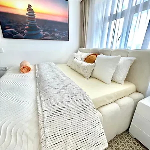 Cozy One Bed With Gym & Workspace In Kilimani, 5 Mins Walk To Yaya * Nairobi