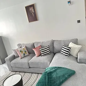 Guest house 1 Bedroom Chic Haven - Free Parking, Reliable Wifi, Gym, Spacious And Kids' Play Area *
