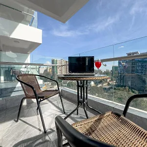 Executive Elegantly Furnished Three Bedroom With Modern Facilities ,modern Swimming Pool ,fully Equipped Gym,children Playground And Close Proximity To Major Shopping Centers And Gourmet Restaurants Lägenhet *