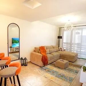 Modern & Cozy 2-bedroom In With Balcony Views Lägenhet